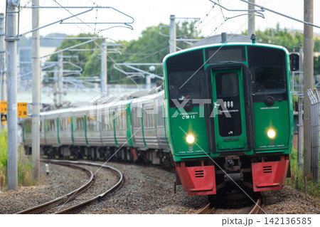 貫通型先頭車を先頭に走る特急「みどり」（JR九州　783系） 142136585