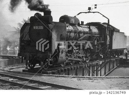 かつて筑豊本線原田駅にあったターンテーブルとD51/1972年5月撮影 かつて筑豊本線原田駅にあったターンテーブルとD51/1972年5月撮影 142136749