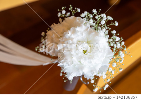 結婚式を生花で飾るチャペルのバージンロード 142136857