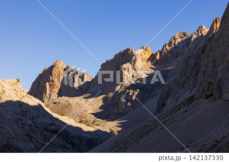 Rocky landscape in natural mountainous area on border of Cantabria with Castile and Leon 142137330