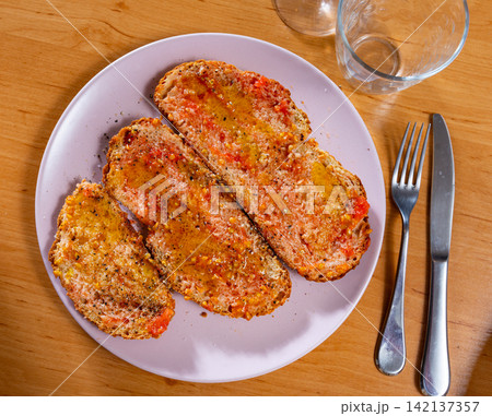 Toasted bread with garlic and tomatoes top view 142137357
