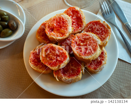 Toasted bread with garlic and tomatoes top view Toasted bread with garlic and tomatoes top view 142138134