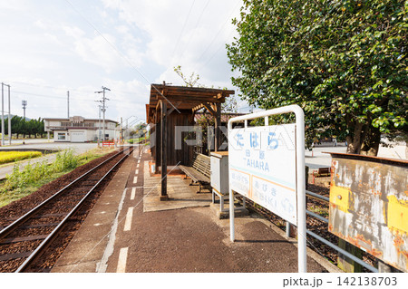 秋のローカルな田原駅（兵庫県加西市） 142138703
