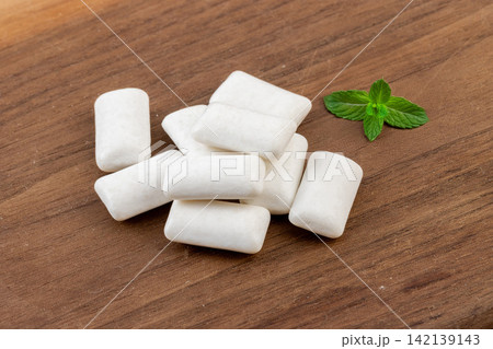mint Chewing Gum Sweet Snack Product Closeup mint Chewing Gum Sweet Snack Product Closeup 142139143