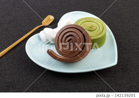 green Matcha and Chocolate Flavored Chewy Roll Candy 142139201