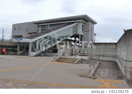国府多賀城駅南口の悠久ロマン回廊と東北歴史博物館入口 142139278