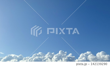 入道雲と青空 142139290