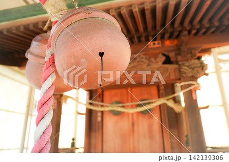 神社の社前にある呼び鈴 神社の社前にある呼び鈴 142139306