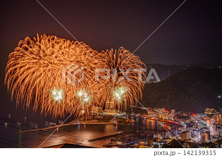 【静岡県】熱海100万ドルの夜景と海上花火大会 夏 【静岡県】熱海100万ドルの夜景と海上花火大会 夏 142139315