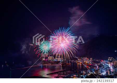 【静岡県】熱海100万ドルの夜景と海上花火大会 夏 【静岡県】熱海100万ドルの夜景と海上花火大会 夏 142139317