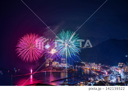 【静岡県】熱海100万ドルの夜景と海上花火大会　夏 142139322