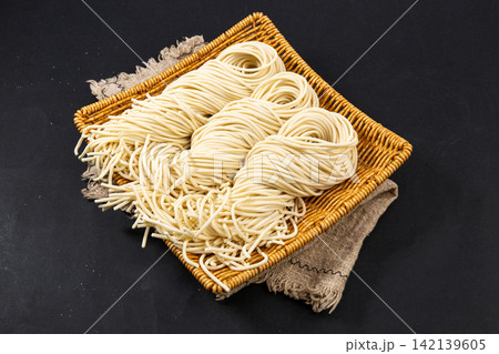 fresh Chinese Wheat Noodles Ingredient for Traditional Hot Dry Noodles 142139605