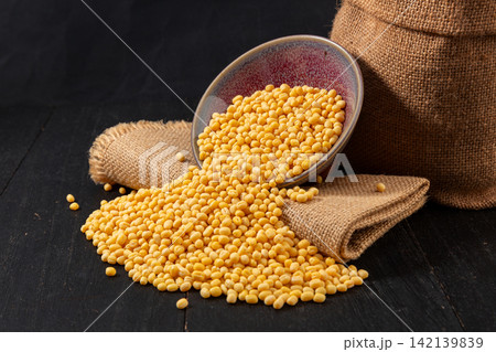 peeled Mung Bean Kernels Food Ingredient Material peeled Mung Bean Kernels Food Ingredient Material 142139839
