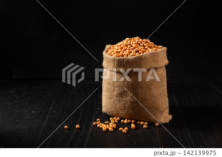 raw Yellow Split Peas Seeds in Burlap Sack raw Yellow Split Peas Seeds in Burlap Sack 142139975