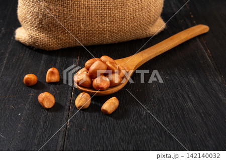 raw shelled peanuts with red skin in canvas sack for snack and culinary recipe raw shelled peanuts with red skin in canvas sack for snack and culinary recipe 142140032