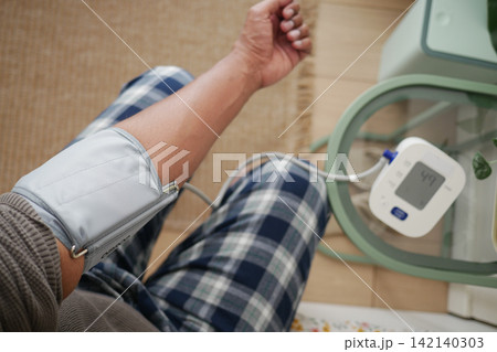 Measuring blood pressure at home in the morning 142140303