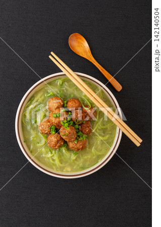 chinese Radish Soup with Meatballs and Vegetables 142140504