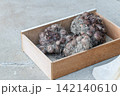 土付きのまま木箱に収穫された里芋 142140610