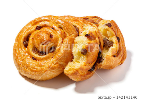 freshly Baked Cinnamon Raisin Danish Pastry Roll Isolated On White Background 142141140