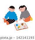 絵本を一緒に読む子ども達のイラスト素材 142141193