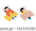 布団で眠っている子ども達のイラスト素材 142141200
