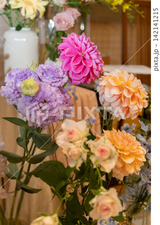 ビタミンカラーを入れた秋イメージの装花 142141215