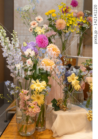 ビタミンカラーを入れた秋イメージの装花 ビタミンカラーを入れた秋イメージの装花 142141220