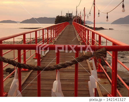 夏季大祭を目前に板が敷かれた津嶋神社「しあわせ橋」と瀬戸内海の夕景(香川県三豊市)Kagawa 夏季大祭を目前に板が敷かれた津嶋神社「しあわせ橋」と瀬戸内海の夕景(香川県三豊市)Kagawa 142141327