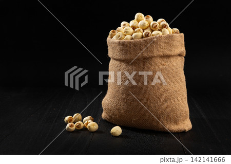 dried White Lotus Seeds in Woven Basket 142141666