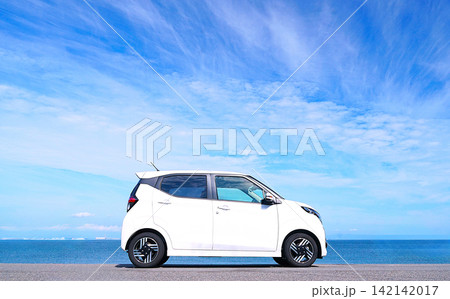 海と青空を背景にした一台の白い軽自動車 海と青空を背景にした一台の白い軽自動車 142142017