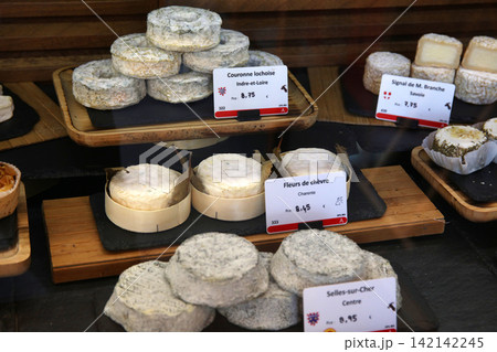 百種類以上ののチーズが並ぶパリのチーズ専門店 百種類以上ののチーズが並ぶパリのチーズ専門店 142142245