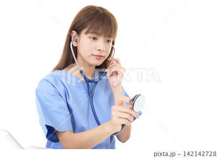 聴診器を持つ女医 聴診器を持つ女医 142142728