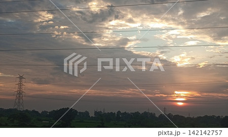 Scenic Sunset Landscape with Dramatic Clouds and Open Horizon 142142757