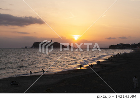 鎌倉七里ヶ浜 江の島のすぐ横に沈む夕陽 鎌倉七里ヶ浜 江の島のすぐ横に沈む夕陽 142143094