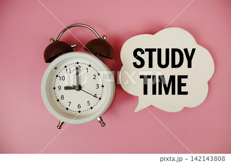 Study Time text on speech bubble with alarm clock on pink background 142143808