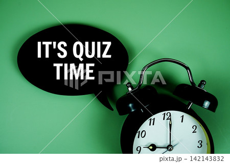 It's Quiz Time text on speech bubble with alarm clock on green background 142143832