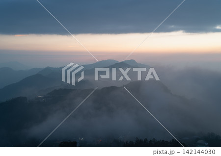 Rolling clouds and mountain ridges at dawn in Alishan, Taiwan Rolling clouds and mountain ridges at dawn in Alishan, Taiwan 142144030