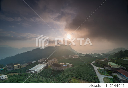 Sunset over tea plantations and mountain village in Alishan, Taiwan 142144041