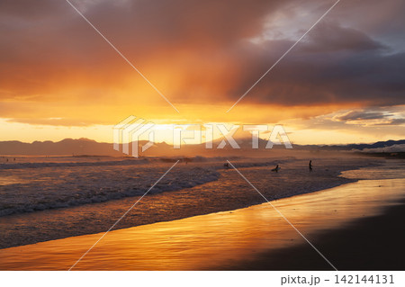 湘南鵠沼海岸 夕焼け空と富士山 湘南鵠沼海岸 夕焼け空と富士山 142144131