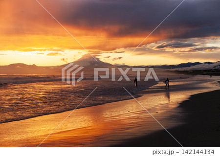 湘南鵠沼海岸  夕焼け空と冠雪した富士山 142144134