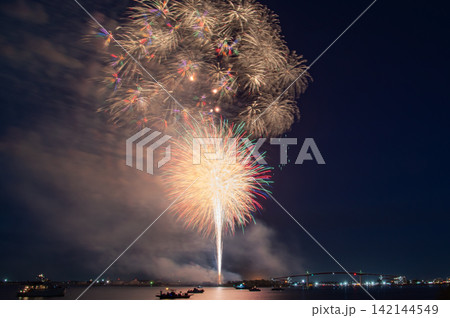 木更津港まつり花火大会夜空に咲く大輪の花 142144549