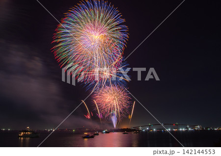 木更津港まつり花火大会夜空に咲く大輪の花 142144553