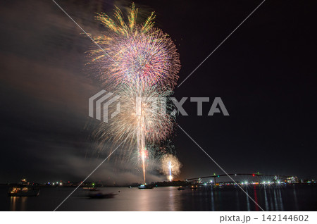 木更津港まつり花火大会夜空に咲く大輪の花 142144602