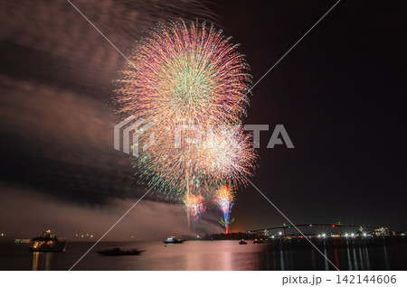木更津港まつり花火大会夜空に咲く大輪の花 142144606