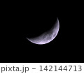 夜空に浮かぶ月 142144713