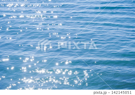 キラキラと輝く美しい青い海面 キラキラと輝く美しい青い海面 142145051
