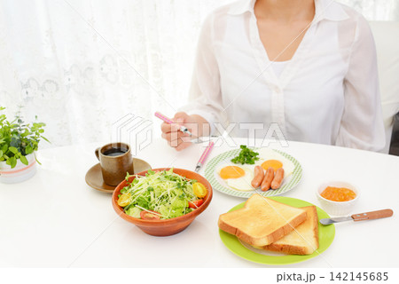 朝食を食べる女性 朝食を食べる女性 142145685