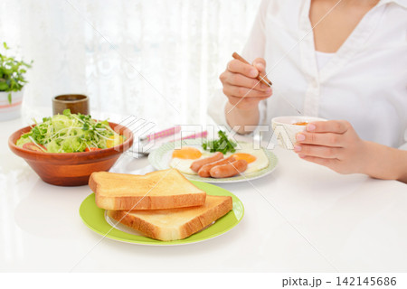 朝食を食べる女性 朝食を食べる女性 142145686