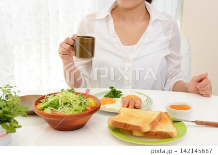 朝食を食べる女性 142145687