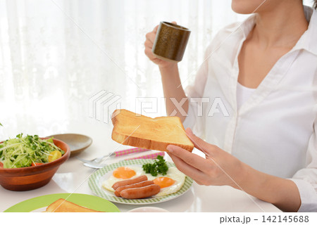 朝食を食べる女性 142145688
